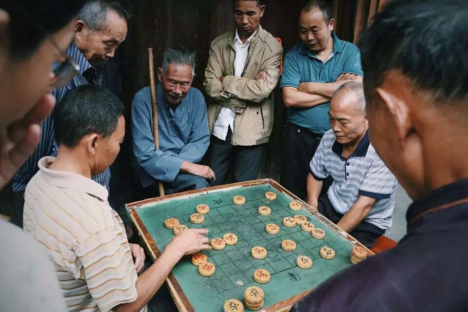 小镇街头<br />
下棋思人<br />
观棋不语<br />
