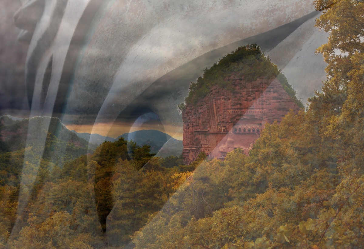 麦积山的大佛的眼睛和麦积山石窟巧妙重叠,彰显佛法无边的意境