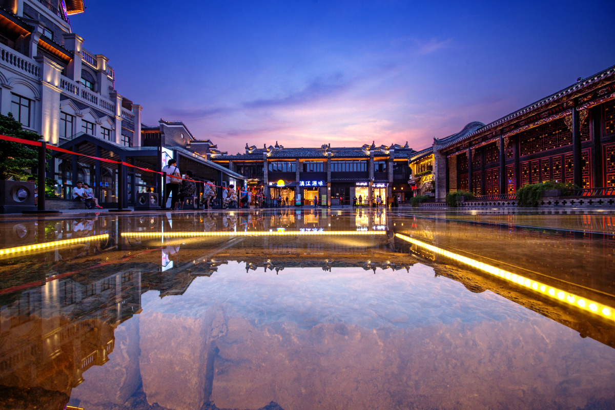 华灯初上的桂林东西巷