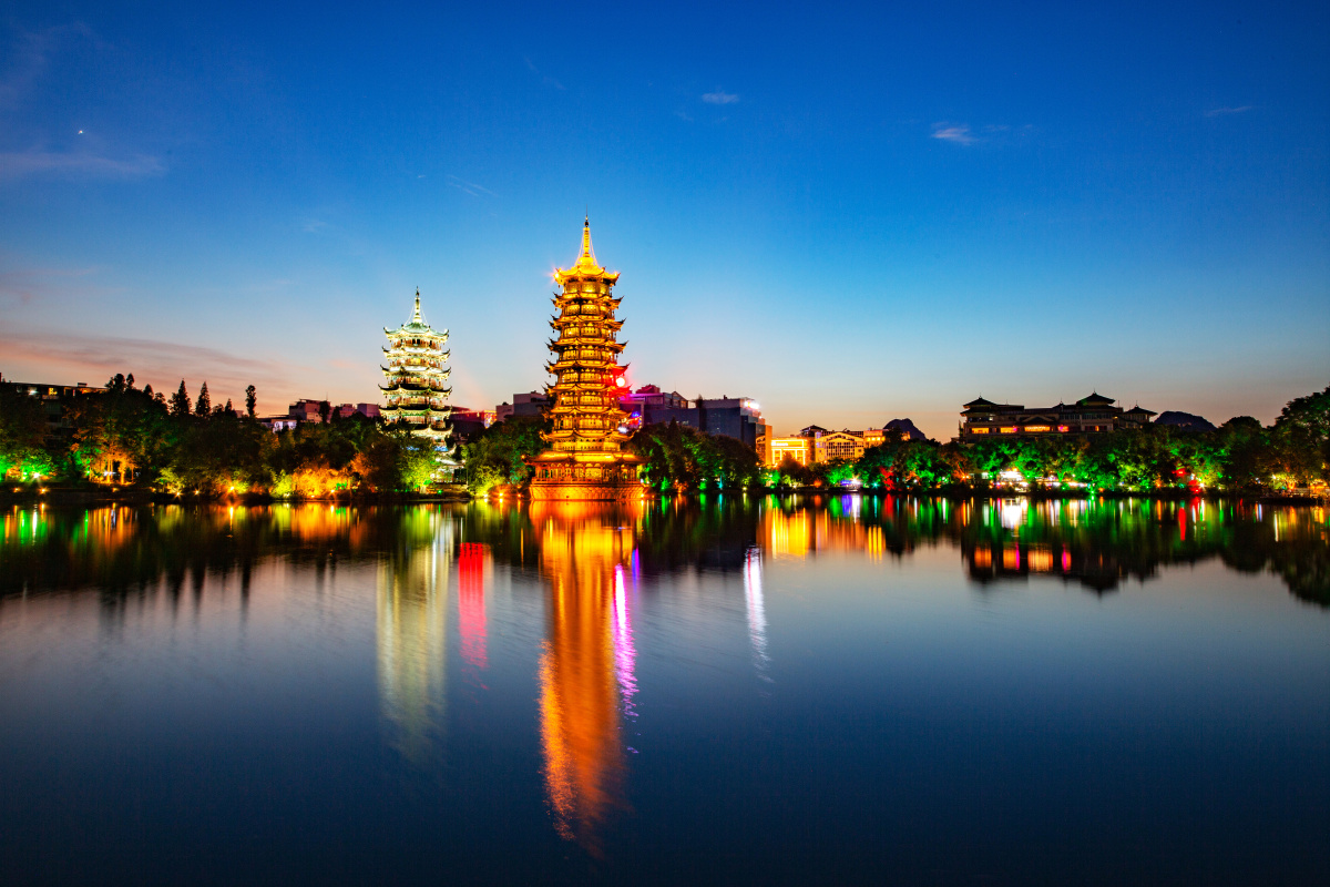 桂林日月双塔夜景