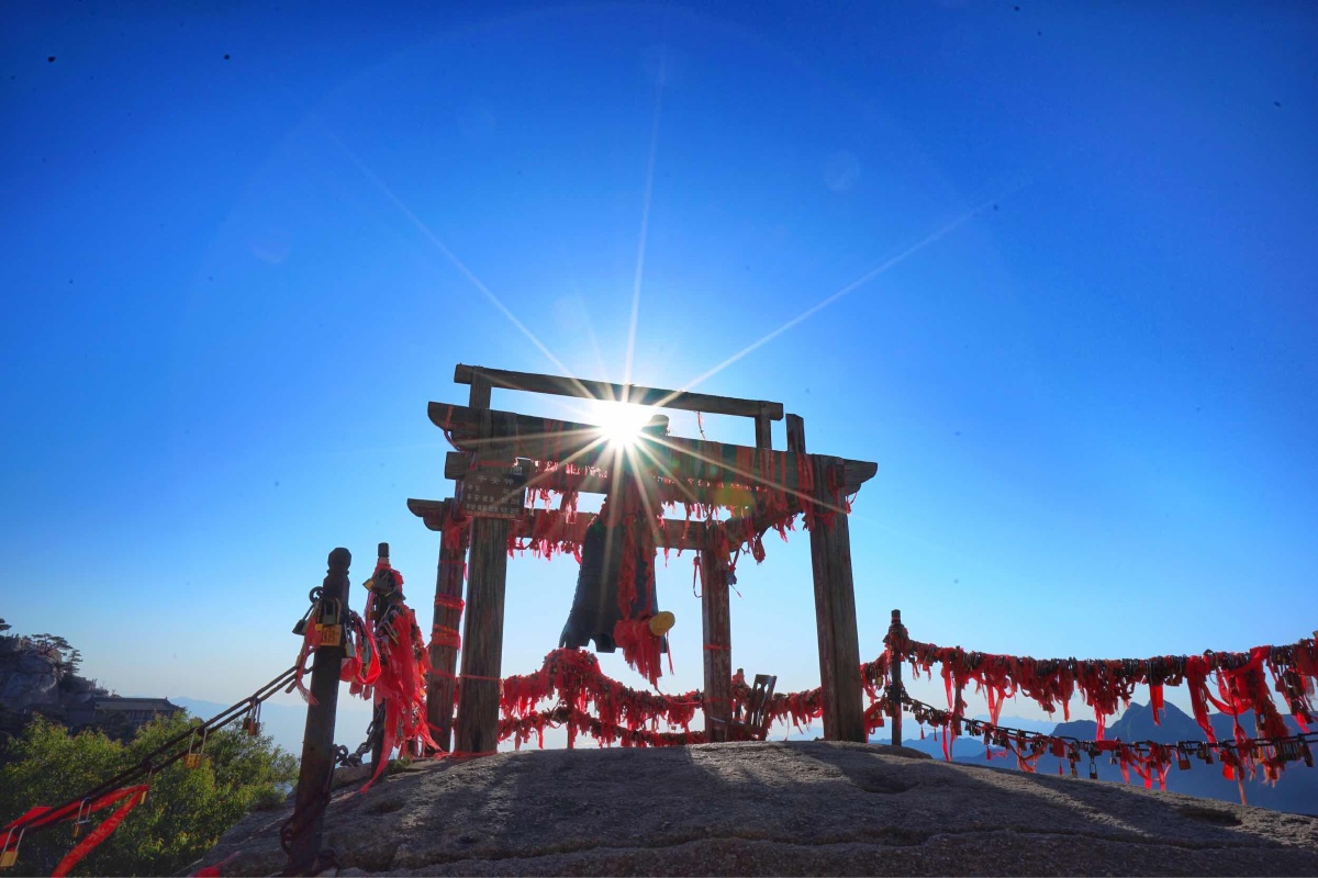 就是《宝莲灯》中沉香劈山救出三圣母的地方.