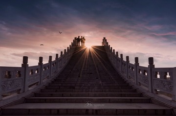缥缈飞桥跨半空，似引天仙入凡尘