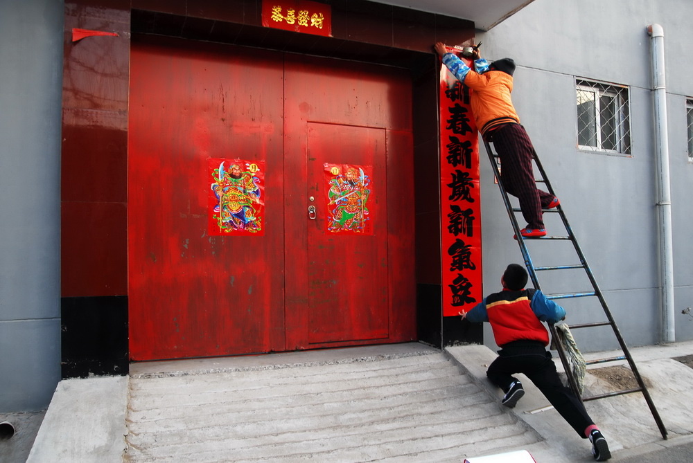 我帮妈妈贴门联