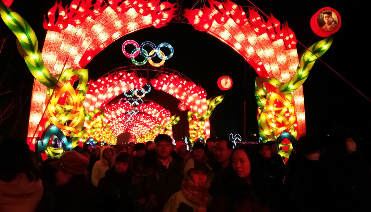 元宵之夜,大街小巷张灯结彩,人们点起万盏花灯,携亲伴友出门赏灯,逛花