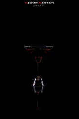 杯中美酒为谁留
