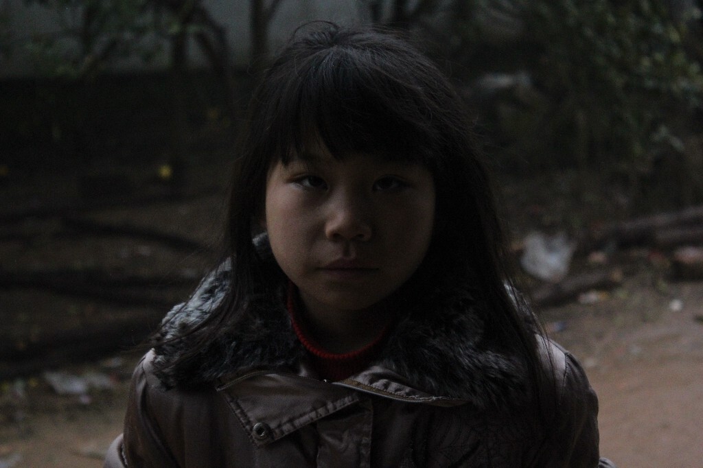 妈妈在女孩两岁时就离家出走了,爸爸常年在外打工,她和姐姐跟着奶奶生活。奶奶爱打麻将,对姐妹俩不太上心。她在村子里总是被忽略,平常大人会说笑打趣别的孩子,但很少有人去搭理她。她小的时候是短发,再见到她时变成了长发!<br />