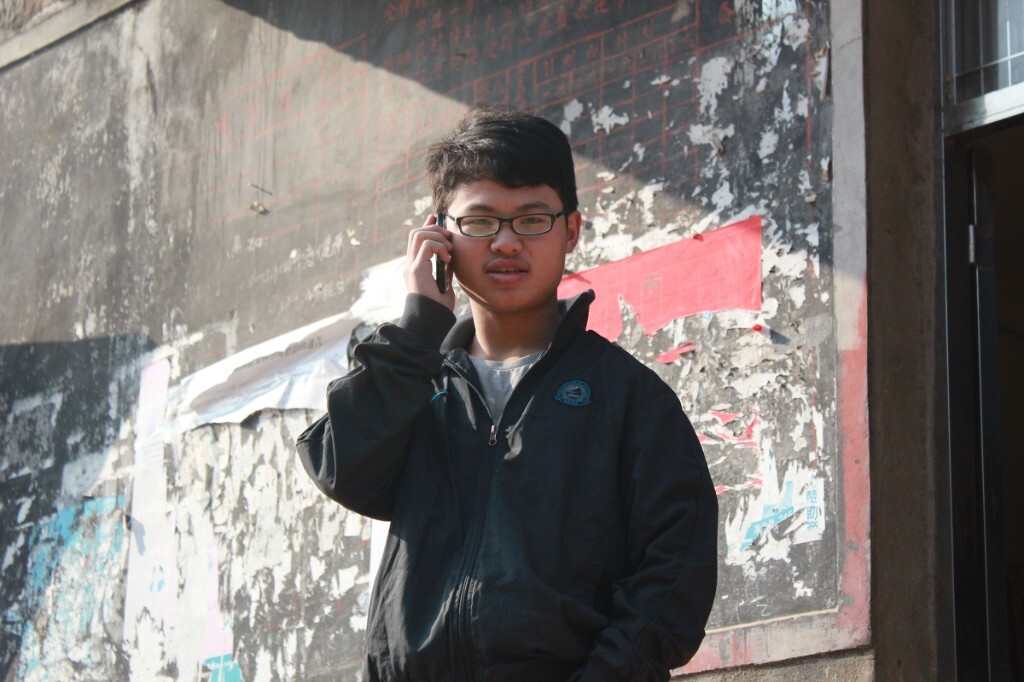 大年初一,妈妈逼着他给外婆打电话拜年,但其实他和外婆的关系并不亲密,他不知道要说些什么,表情很是尴尬!