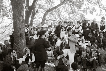 《白乡庙会》专题52——2012年2月云南鹤庆，树荫下的对唱民歌的人群。