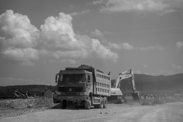 056  2014年9月，云南鹤庆，化龙村旁，正在修建的一级公路。