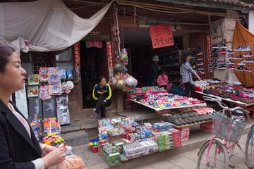 DSC07149 2016.4.1  云南鹤庆，后街，占道经营无人管。_