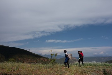 11、2016.4.3  云南鹤庆，北长村，田头的家人。_