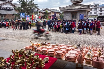 19  二月二龙抬头，人们从新华村银匠铜匠打造的产品前走过。