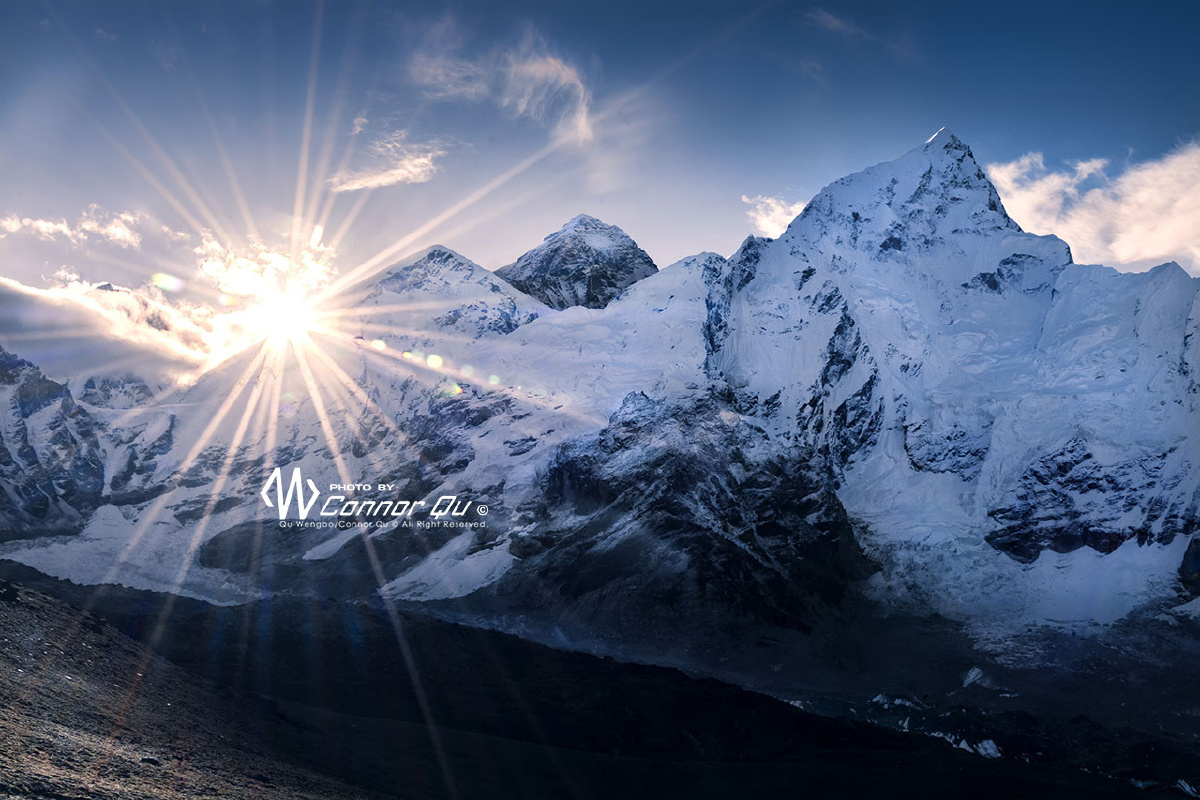 太阳刚刚冲破云层,在珠峰旁的山壁上露出强烈的点光,而在小光圈的镜头