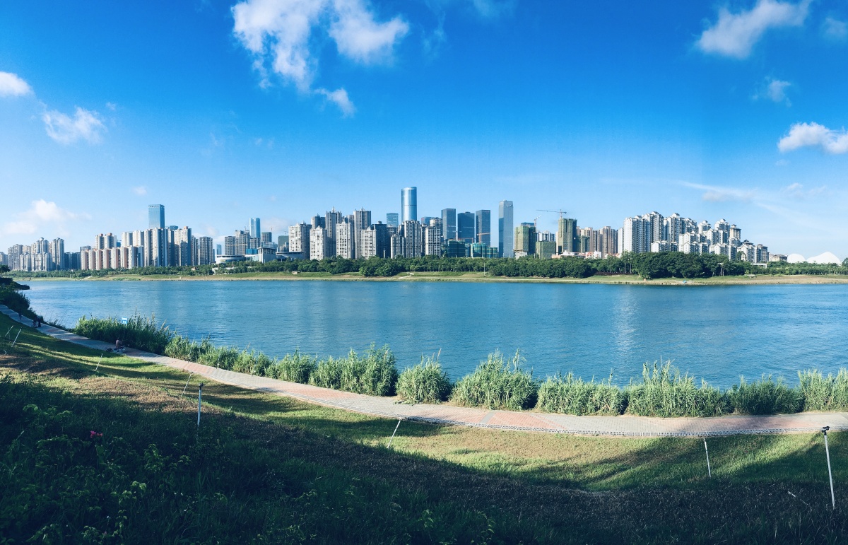 广西南宁邕江边上五象新区的天际线风景