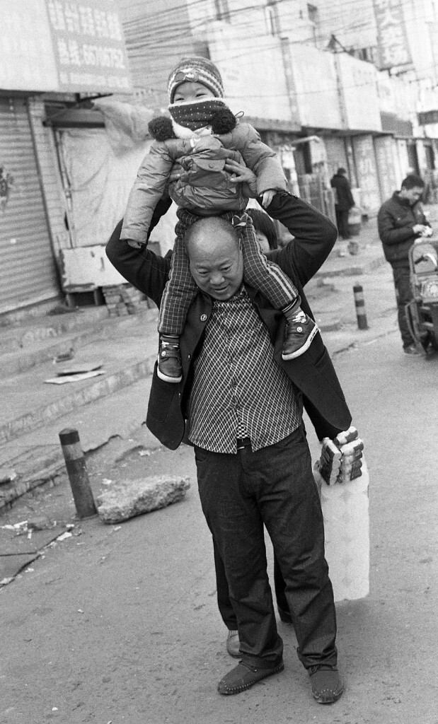 有一首歌叫“You raise me up”，我们一生中有多少机会被别人举起呢？有一天，我们会从父辈的肩膀上下来，以同样的方式举起另一个新的生命。这就是人，千万年来，永不改变。