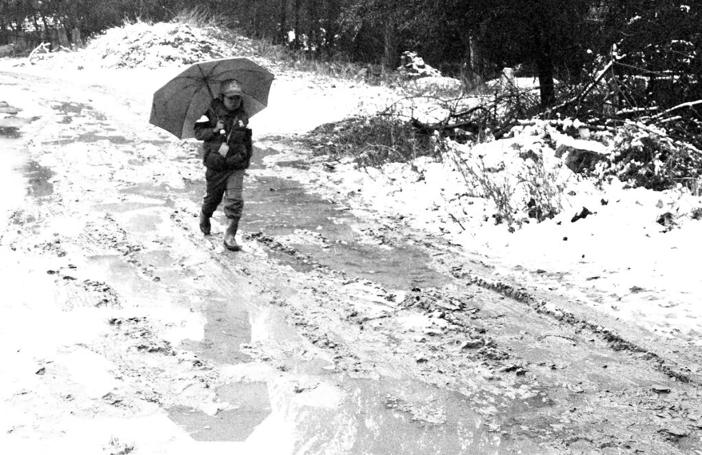 一个人踏过大雪后的坟地去上学