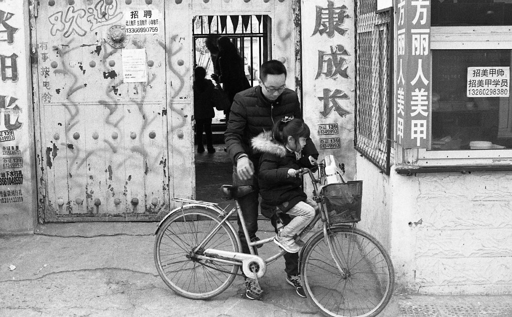 北京五环外一村镇幼儿园门口，接孩子的爸爸，能看出这辆自行车经过了爸爸的精心改造。