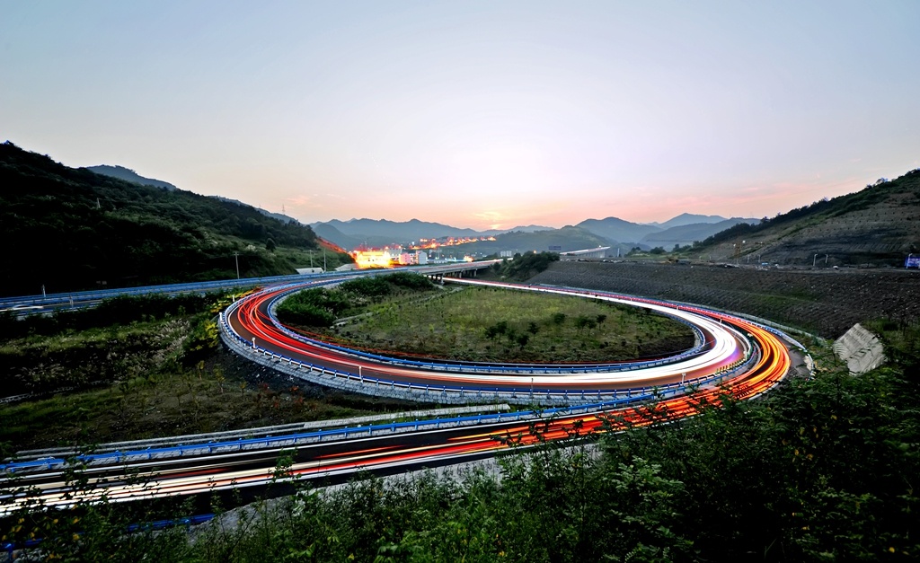 适马睛典# br /> 大回环  摄于谷竹高速路竹山入口匝道 br /> 尼康