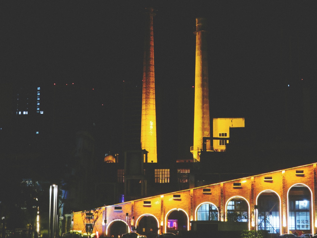 夜幕下的东郊记忆