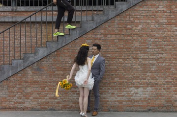 2014年5月1日，成都东郊记忆，一对拍结婚照的新人。，