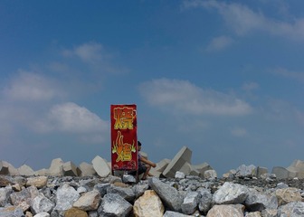 7月21日，潍坊滨海开发区。酷夏拦海大坝上乘凉的人