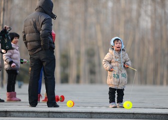 61：3月2日,晴。要买空竹的孩子