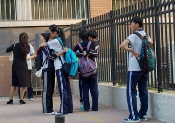 2013年6月8日，潍坊张九路.参加完毕业典礼的几名初中学生相至告别。jpg
