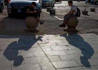 2014年6月，潍坊潍州路，两个放学后的孩子