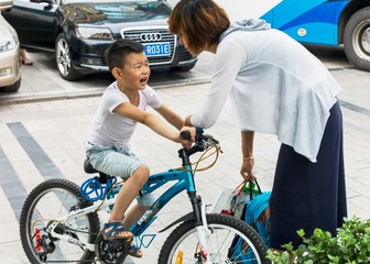 2014年6月，潍坊文化路，一个孩子跟妈妈发生争执jpg