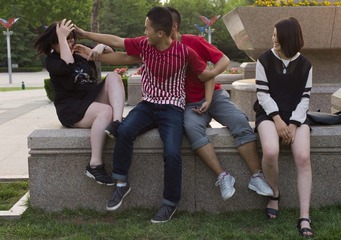 2014年7月，潍坊人民广场，玩闹的大学生