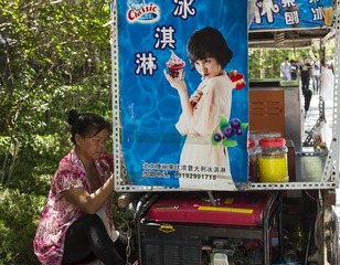 2014年9月，潍坊东风东街，卖冷饮的女人