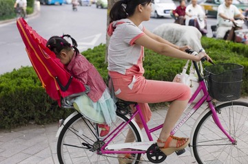 2014年9月，潍坊文化路，自行车上的孩子