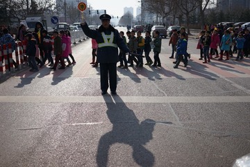 2014年12月，潍坊虞河路，护送孩子过马路的保安