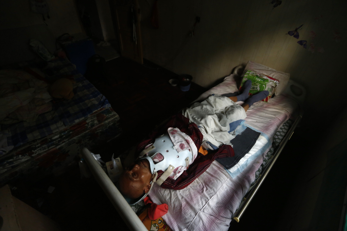 2014年9月一次意外摔倒后郝兴利全身瘫痪,之后一直卧床,大小便失禁.