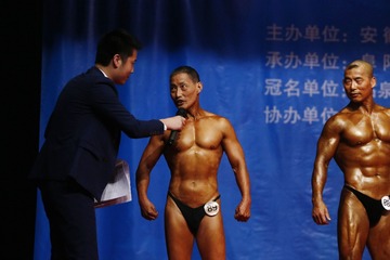 14、主持人在赛前询问应定国的年轻，当他说出76岁时场下传来一阵欢呼声