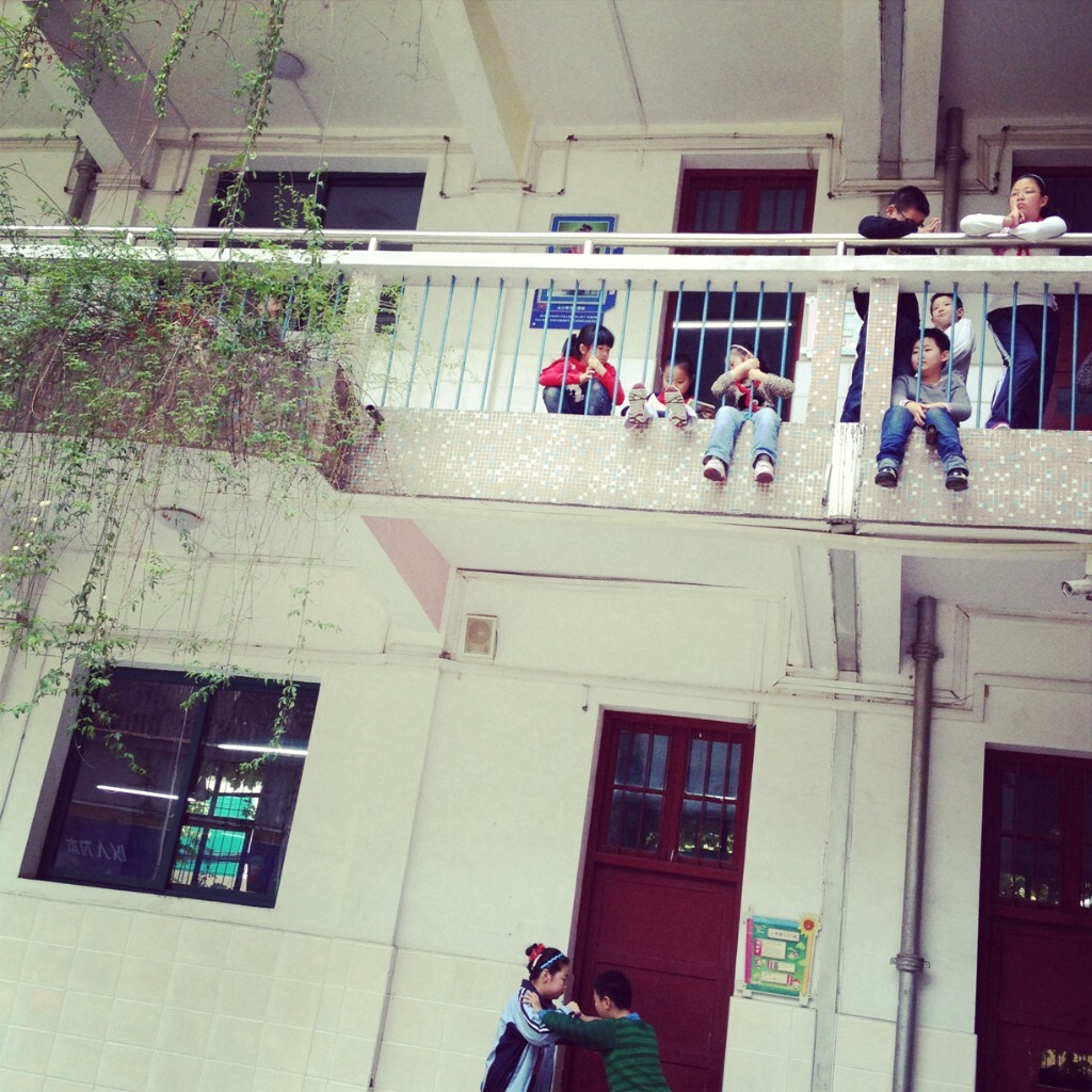 课间的小学生。