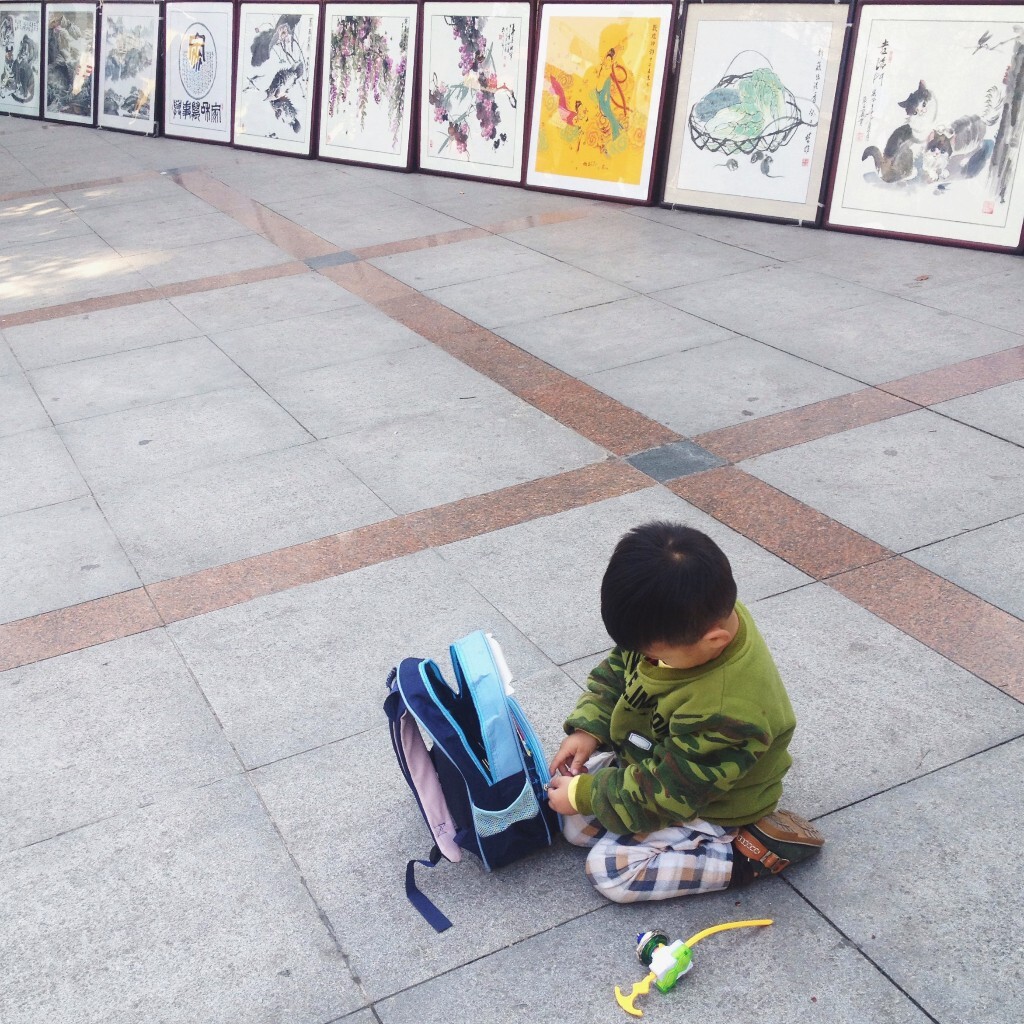 画展前,沉默的小男孩。