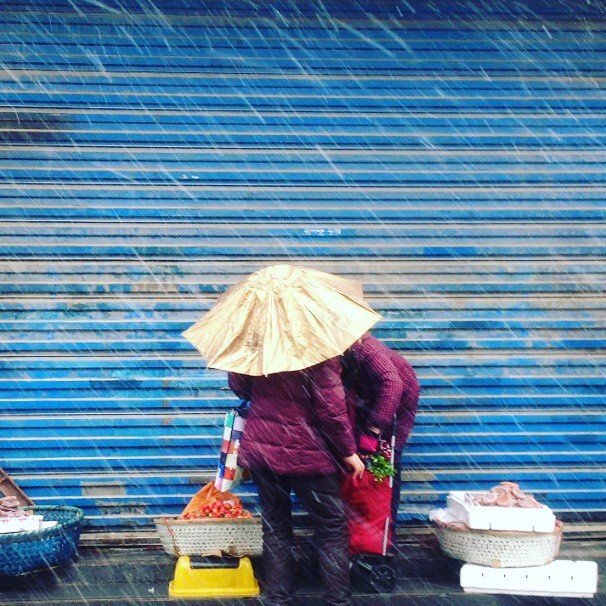 大雪中的小贩。