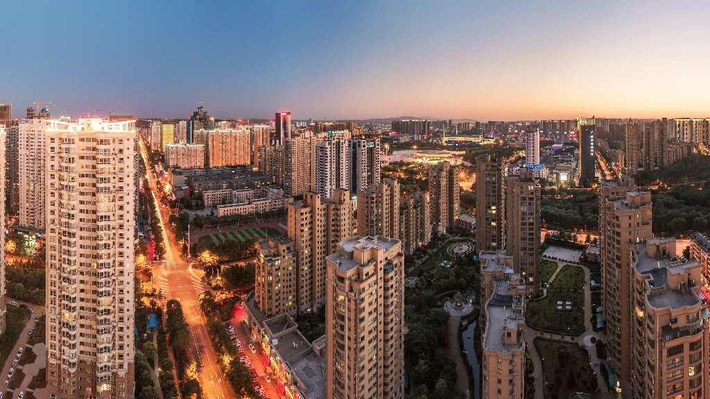 洛阳新区位于洛阳市南部，和建成区隔洛河相望，北至洛河南岸，南至规划快速客运专线，东起焦枝铁路线，西至规划西南环高速路，总面积约71.3平方公里。南距世界文化遗产“龙门石窟”仅2公里。纪念三国名将关羽的“关林”、古代著名理学家邵雍故里等风景名胜分布洛阳新区。
