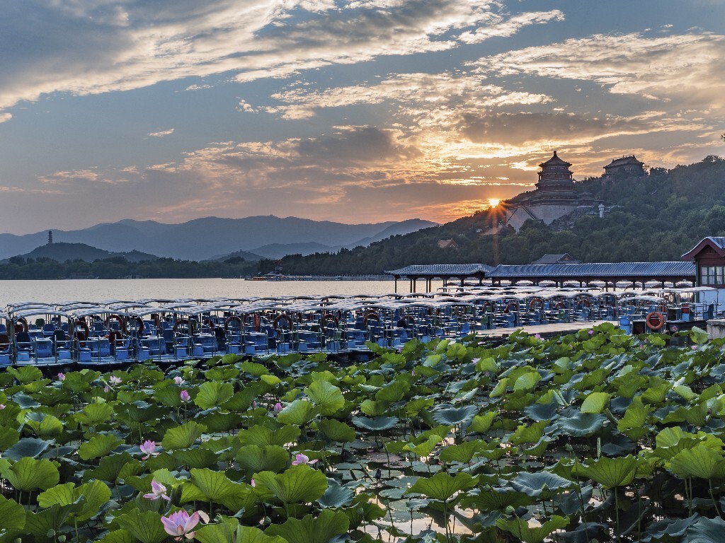 香阁林端出，登临夕霭间。