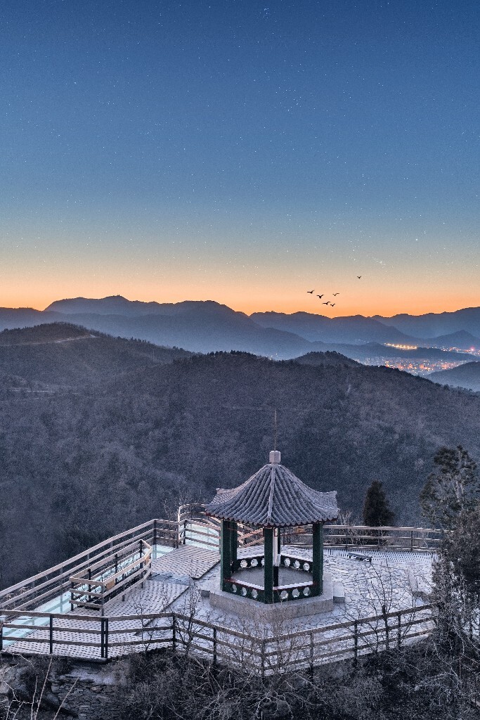 众鸟高飞尽，孤云独去闲。相看两不厌，只有敬亭山。