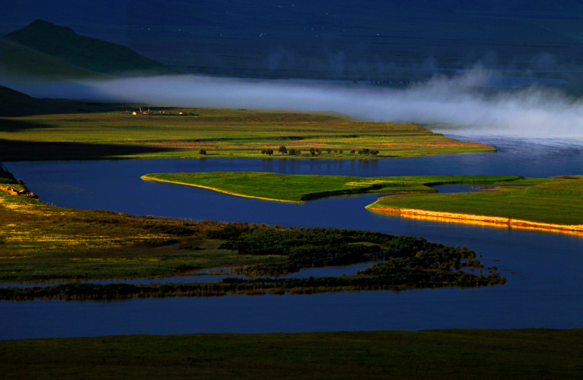 拍摄于四川省阿坝州阿坝州若尔盖县唐克镇九曲黄河第一湾.