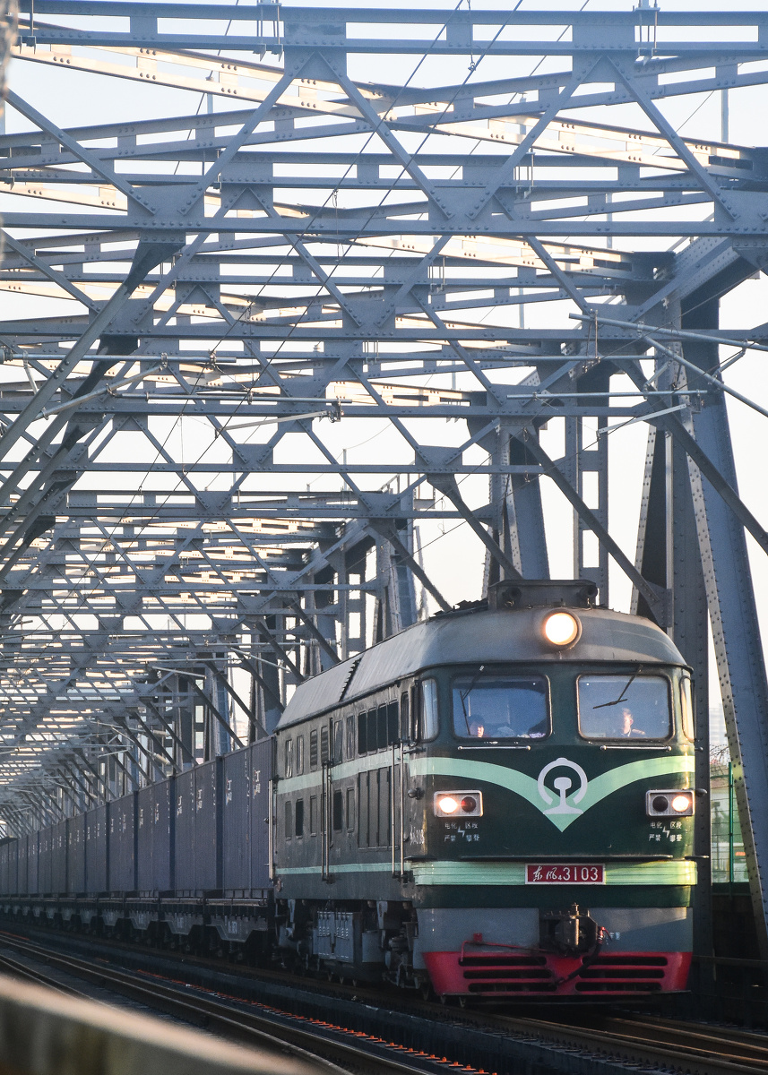 df4b3103牵引货列通过广茂线珠江大桥,往三眼桥方向行驶.