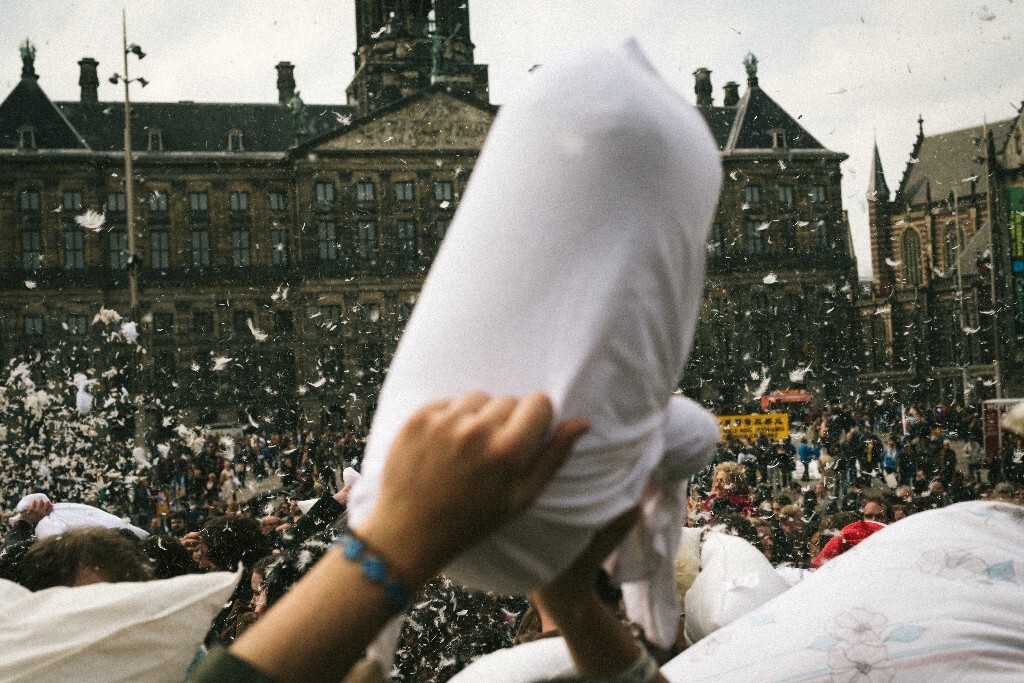 Let go pillow fight!