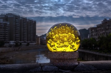 桥墩上的玻璃球～
