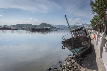 被1822台风山竹刮上岸的渔船