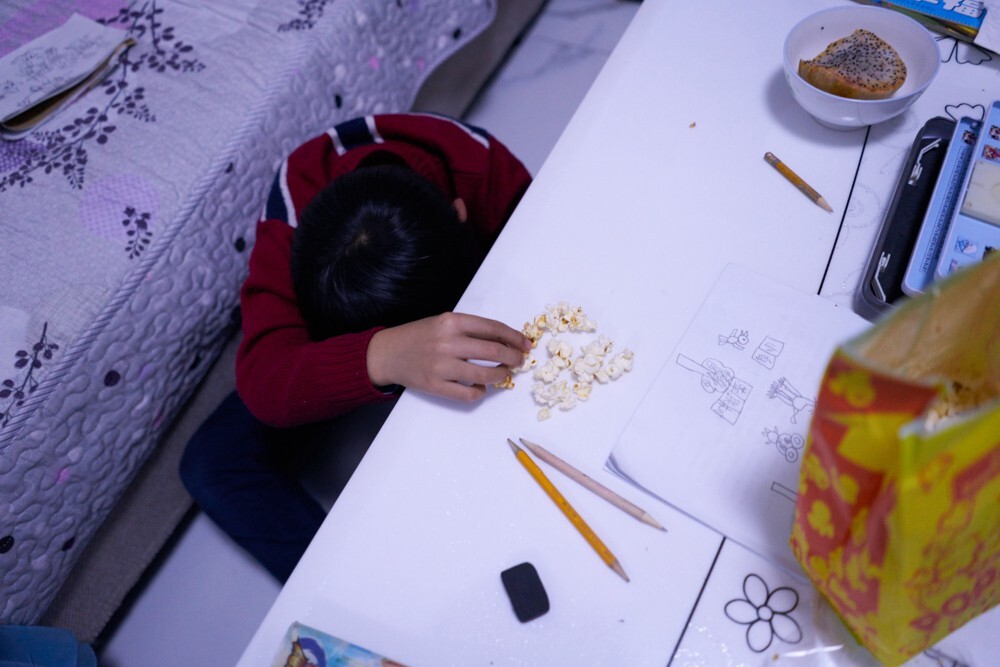 天佑在吃零食,王建英说以前自己对儿子教育很严,而现在最希望孙子拥有的却是快乐。但一想到他以后要独自面对生活,她的心就放松不下来