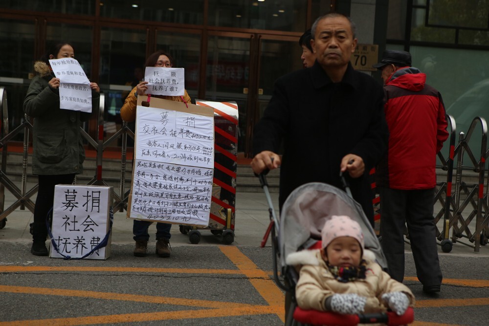 凤银和朋友在募集社会抚养费,自从收到社会抚养费决定书,凤银就从一个普通的家庭女性变为一个四处为自己的权益发声的行动者,同时她认识了北京上百个“黑孩子”的家长,他们正试图推动超生和上户脱钩