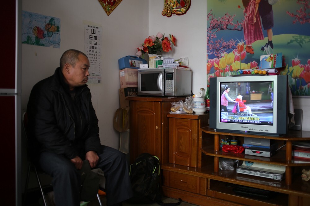因脑血管疾病,姗姗父亲郭明行动迟缓,不能做太劳累的工作,闫凤银要照顾年幼的女儿,平时只能兼职在社区做保洁工作,家里主要的经济来源是丈夫郭明每个月1720块的工资