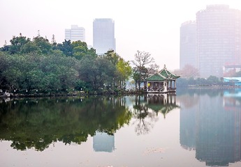 雾光倒影